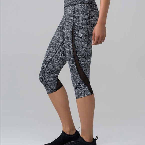 Lululemon Pace Perfect Crop 17” Size 8 - Picture 4 of 11